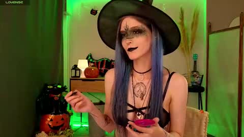 violettessa online show from October 28, 2:09 pm