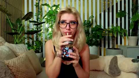 Snapshot of violetttttacb chatting on November 19, 9:26 pm Violetta online show from November 19, 9:26 pm