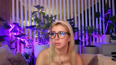 Snapshot of violetttttacb chatting on November 30, 11:09 pm Violetta online show from November 30, 11:09 pm