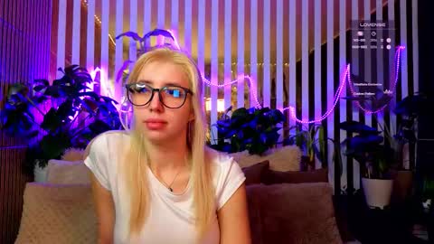 Snapshot of violetttttacb chatting on December 16, 9:42 pm Violetta online show from December 16, 9:42 pm