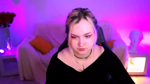 Snapshot of violettwoods chatting on June 3, 8:06 am Violett online show from June 3, 8:06 am