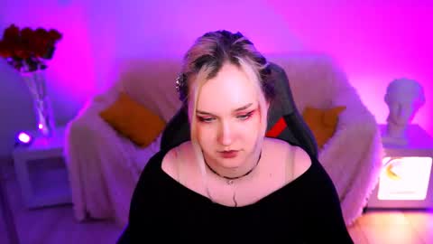 Snapshot of violettwoods chatting on June 3, 2:44 pm Violett online show from June 3, 2:44 pm