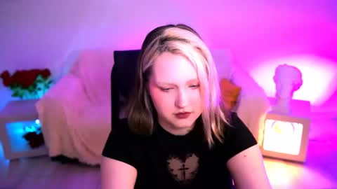 Snapshot of violettwoods chatting on July 9, 8:18 am Violett online show from July 9, 8:18 am