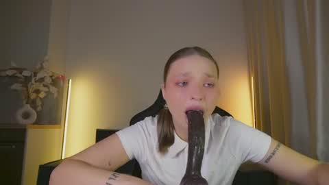 Snapshot of viollasinzz chatting on June 22, 10:23 am Violla online show from June 22, 10:23 am