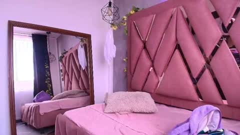 Snapshot of viollettaa_ chatting on November 8, 6:51 pm Violetta online show from November 8, 6:51 pm