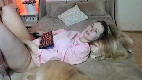 Snapshot of vivian_alison chatting on February 15, 9:04 pm vivian_alison online show from February 15, 9:04 pm