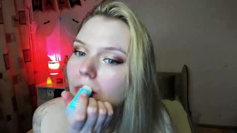 Snapshot of vivian_alison chatting on October 27, 6:45 pm vivian_alison online show from October 27, 6:45 pm