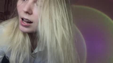 Snapshot of vivian_alison chatting on December 4, 7:00 pm vivian_alison online show from December 4, 7:00 pm