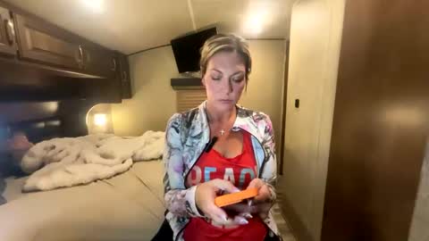 Snapshot of vivianluxe chatting on October 2, 3:24 am VivianLuxe online show from October 2, 3:24 am
