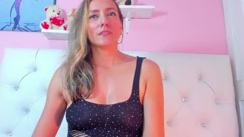 Snapshot of vivianne_scott chatting on December 17, 3:17 pm Vivi online show from December 17, 3:17 pm