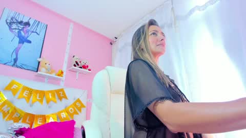 Snapshot of vivianne_scott chatting on December 27, 6:42 pm Vivi online show from December 27, 6:42 pm