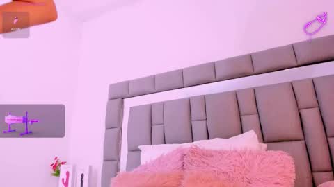 Snapshot of vivianne_scott chatting on October 1, 12:11 pm Vivi online show from October 1, 12:11 pm