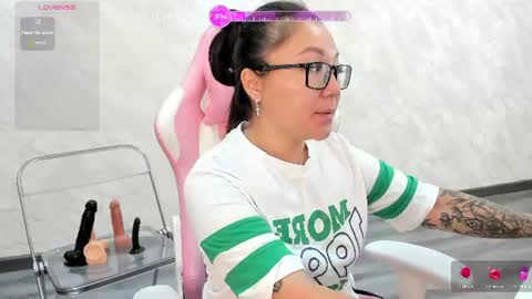 Snapshot of vivien_montclair chatting on July 17, 12:06 am Vivien online show from July 17, 12:06 am