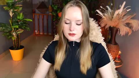 Snapshot of vivienleeigh chatting on May 13, 5:16 am Vivien online show from May 13, 5:16 am