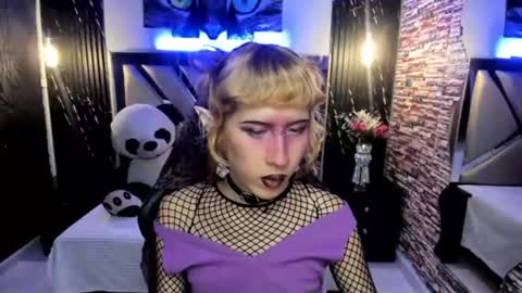 Snapshot of vivienne_hadid chatting on June 27, 11:10 pm vivienne hadid online show from June 27, 11:10 pm