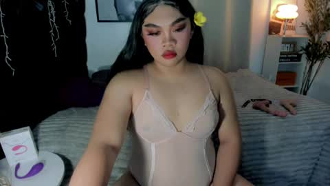 Snapshot of vivienne_monroe chatting on July 28, 5:25 am vivienne_monroe online show from July 28, 5:25 am
