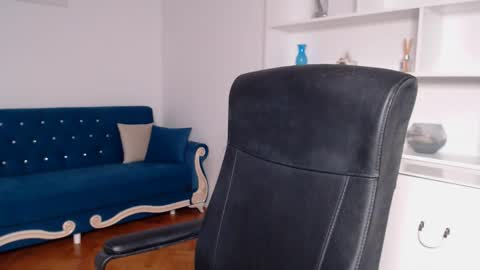 Vivienne online show from March 1, 9:59 pm