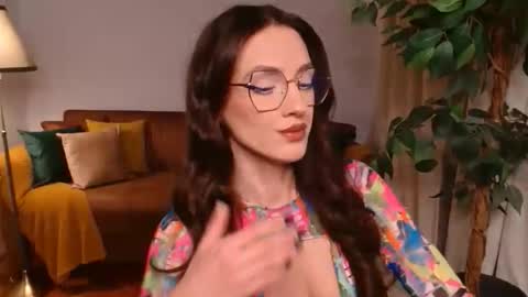 Vivienne online show from December 2, 6:14 pm