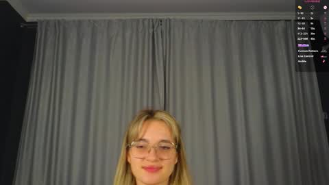 Snapshot of vivyboo111 chatting on October 26, 8:37 pm vivyboo111 online show from October 26, 8:37 pm