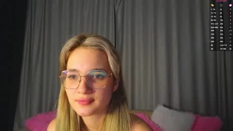 Snapshot of vivyboo111 chatting on November 1, 8:44 pm vivyboo111 online show from November 1, 8:44 pm