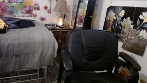 Snapshot of vixenfyre chatting on December 5, 6:33 pm Vixen Fyre online show from December 5, 6:33 pm