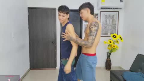 Snapshot of voyeurism_guys chatting on May 25, 11:00 pm voyeurism_guys online show from May 25, 11:00 pm