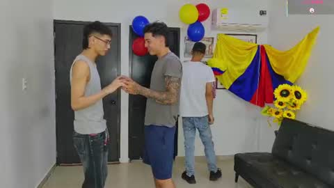 Snapshot of voyeurism_guys chatting on July 8, 10:47 pm voyeurism_guys online show from July 8, 10:47 pm