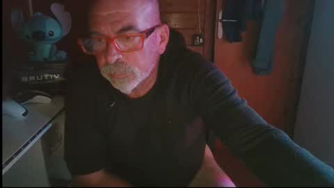 Snapshot of vuda77 chatting on October 9, 10:41 pm oscar online show from October 9, 10:41 pm