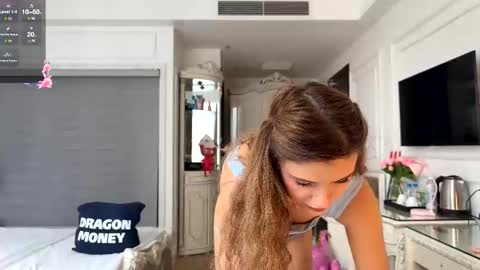 Mia online show from November 2, 7:22 am