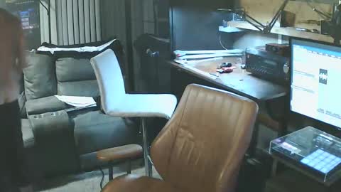 Snapshot of wantitbutyoucanthaveit chatting on February 9, 3:43 am inittogetitin online show from February 9, 3:43 am