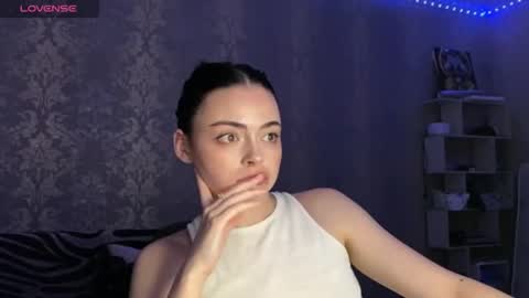 Snapshot of weareyoursun chatting on April 17, 6:22 pm Alice online show from April 17, 6:22 pm