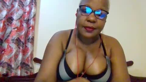 Snapshot of weaverbird25 chatting on February 13, 10:06 pm weaverbird25 online show from February 13, 10:06 pm