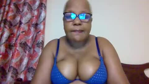 Snapshot of weaverbird25 chatting on March 2, 8:59 pm weaverbird25 online show from March 2, 8:59 pm