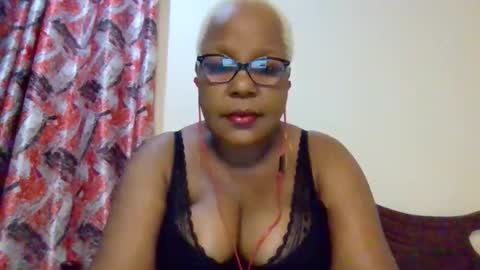 Snapshot of weaverbird25 chatting on March 10, 10:04 pm weaverbird25 online show from March 10, 10:04 pm