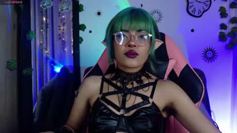 Snapshot of weed420moni chatting on June 17, 7:55 am weed420moni online show from June 17, 7:55 am