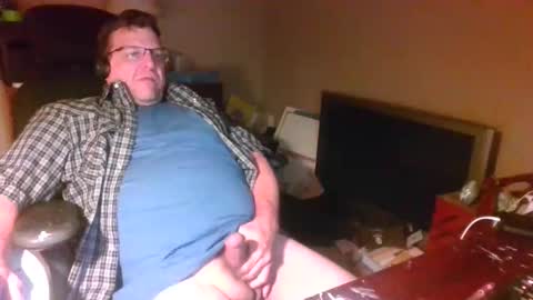 Snapshot of welderod chatting on May 31, 6:10 am welderod online show from May 31, 6:10 am