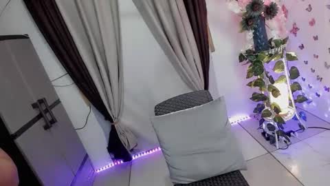 Snapshot of wellcumbabyxx chatting on October 4, 4:49 pm Hi Im LOVIE Please dont forget to follow and thumbs up me online show from October 4, 4:49 pm