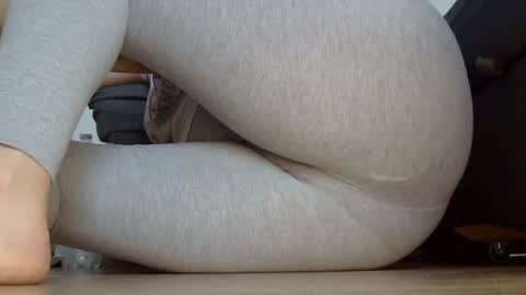 Snapshot of wet_pants2022 chatting on October 24, 1:29 pm wet_pants2022 online show from October 24, 1:29 pm