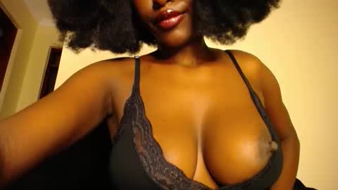 Snapshot of wet_wife_material chatting on May 5, 3:36 am Macey online show from May 5, 3:36 am