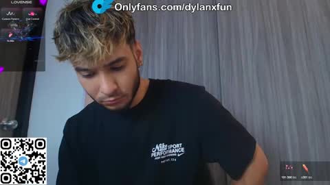 Snapshot of wetbubble chatting on November 25, 10:21 pm Mia and Dylan online show from November 25, 10:21 pm