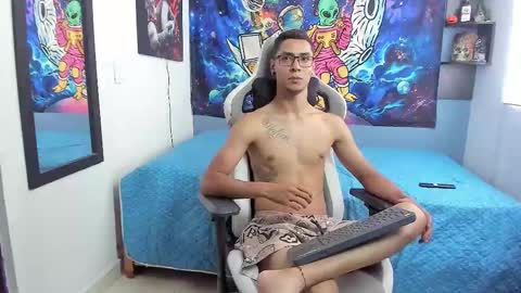 Snapshot of wexx_ chatting on February 18, 8:58 pm wex online show from February 18, 8:58 pm