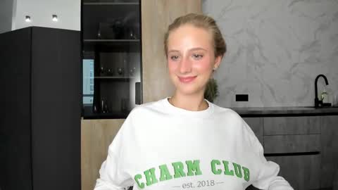 Snapshot of whi_te0 chatting on October 27, 8:40 am Alexa online show from October 27, 8:40 am