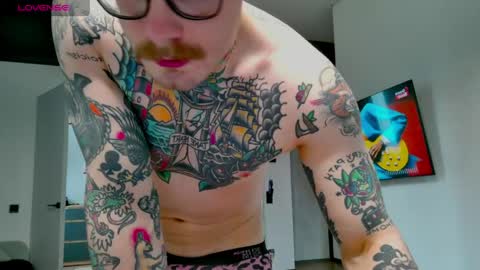Snapshot of white_king999 chatting on May 10, 12:10 pm Max online show from May 10, 12:10 pm