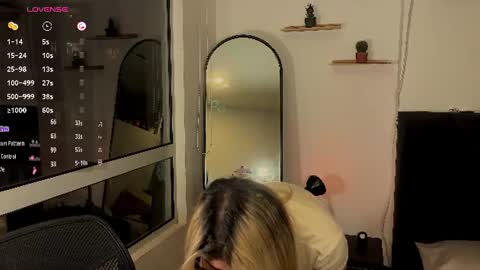 Snapshot of whites_emma chatting on July 23, 1:52 am EMMA online show from July 23, 1:52 am