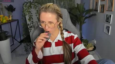 whitneypunnch online show from April 17, 3:04 pm