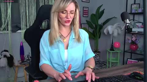 Snapshot of whitneypunnch chatting on May 13, 11:40 am whitneypunnch online show from May 13, 11:40 am