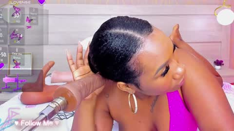 Snapshot of whitneywells chatting on December 6, 1:22 pm whitney online show from December 6, 1:22 pm