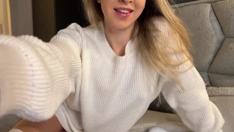 Snapshot of why_____not chatting on December 20, 6:13 pm Alice online show from December 20, 6:13 pm