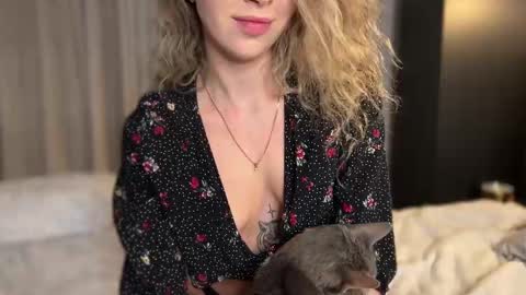 Snapshot of why_____not chatting on February 13, 11:04 pm Alice online show from February 13, 11:04 pm