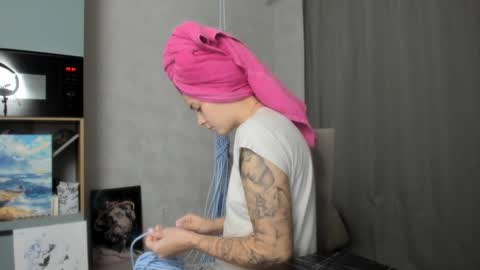 Snapshot of why_again_me chatting on December 5, 7:32 pm Veronica online show from December 5, 7:32 pm